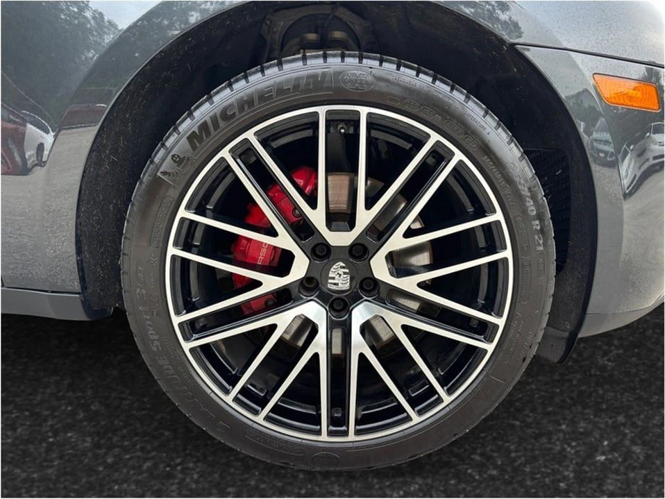 2022 Porsche Macan - Image 13 of 20