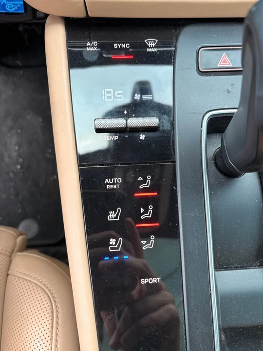 2022 Porsche Macan - Image 12 of 18