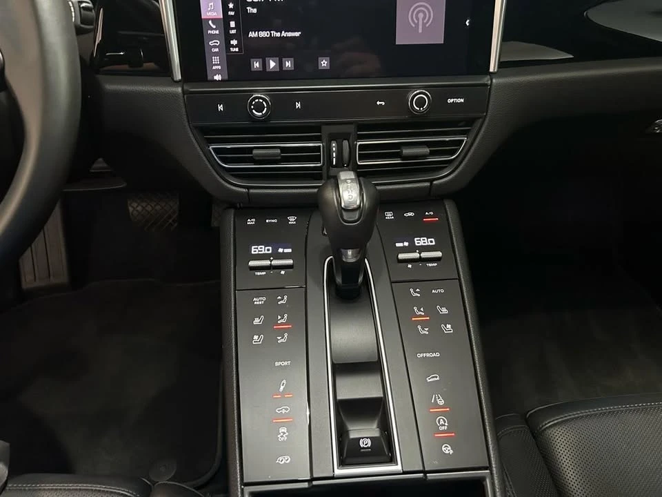 2022 Porsche Macan - Image 15 of 20