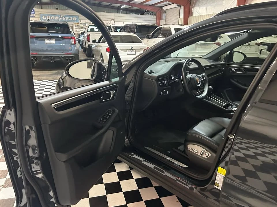 2022 Porsche Macan - Image 9 of 20