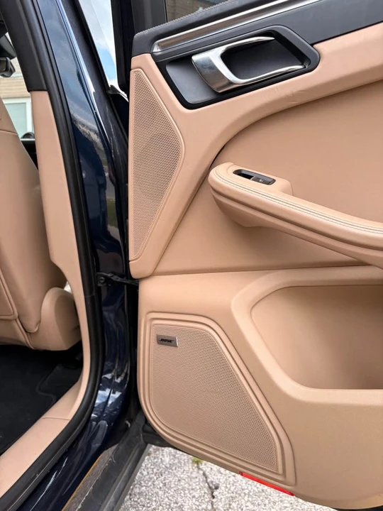 2022 Porsche Macan - Image 15 of 18