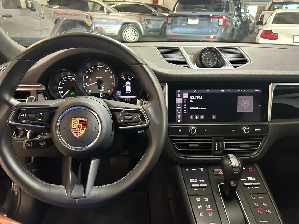 2022 Porsche Macan - Image 13 of 20