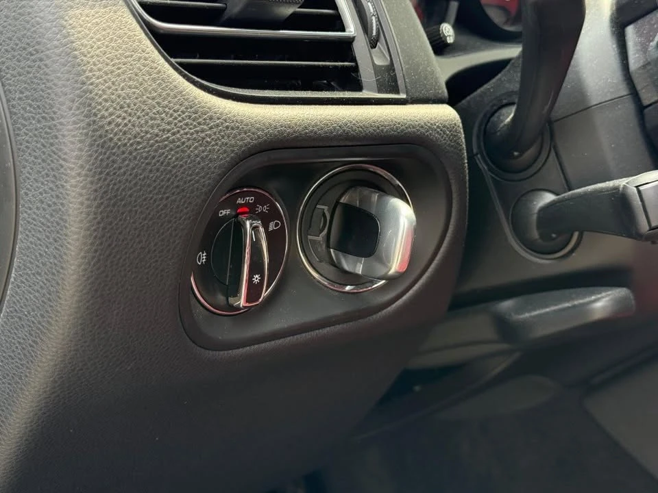 2022 Porsche Macan - Image 13 of 17