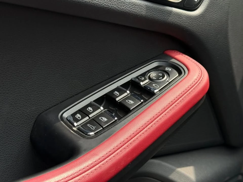 2022 Porsche Macan - Image 12 of 17