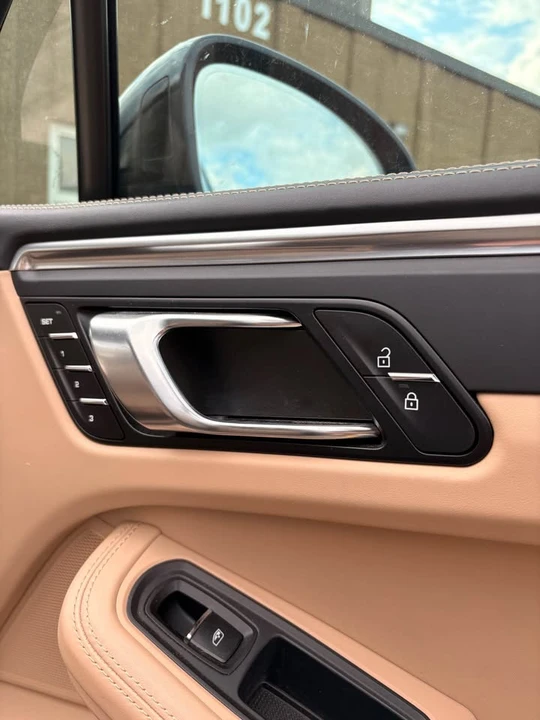 2022 Porsche Macan - Image 17 of 18