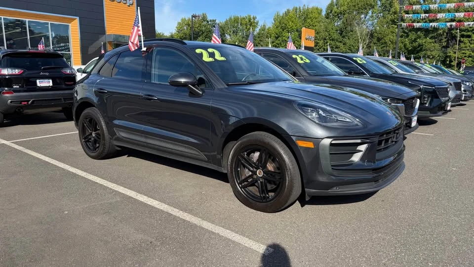 2022 Porsche Macan - Image 2 of 6