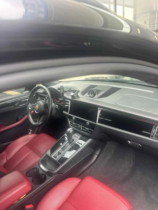 2022 Porsche Macan - Image 5 of 10