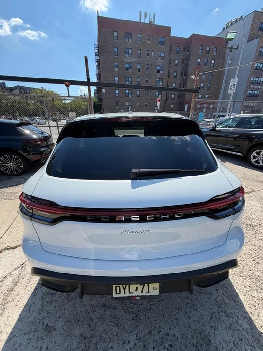 2022 Porsche Macan - Image 6 of 13
