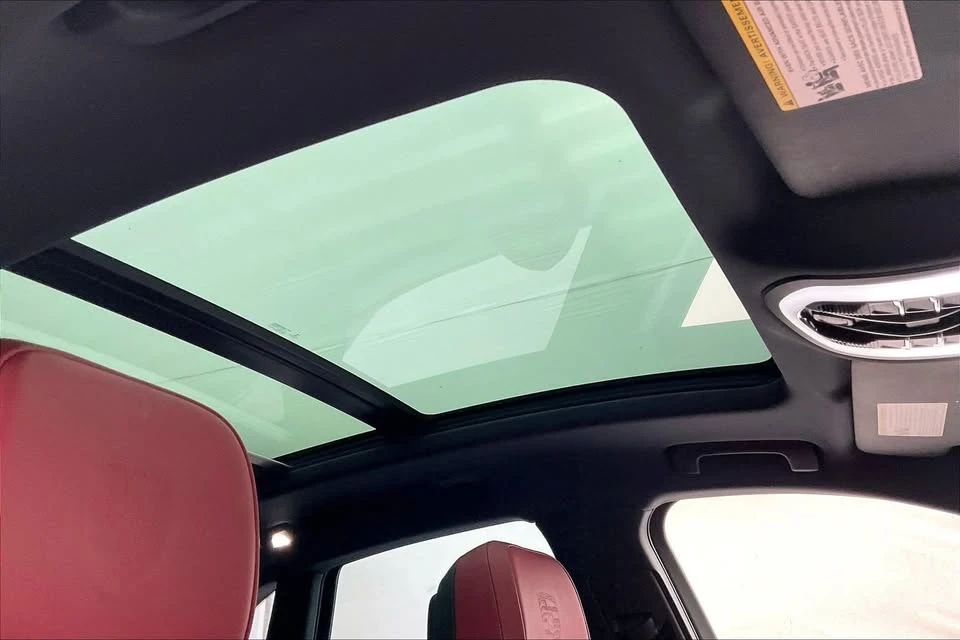 2022 Porsche Macan - Image 9 of 20