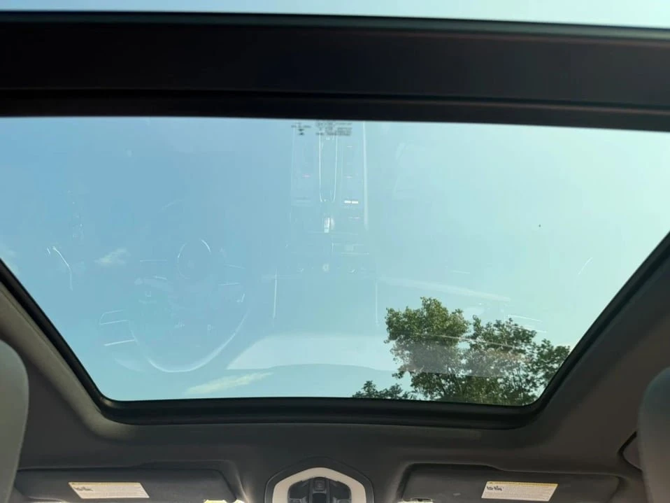 2022 Porsche Macan - Image 17 of 20