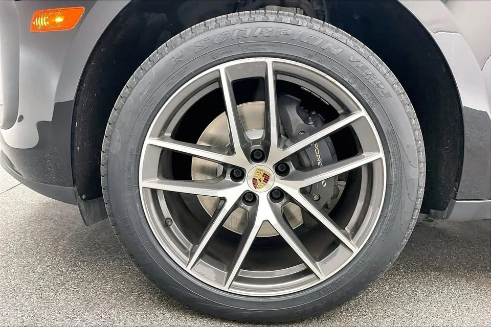 2022 Porsche Macan - Image 13 of 20
