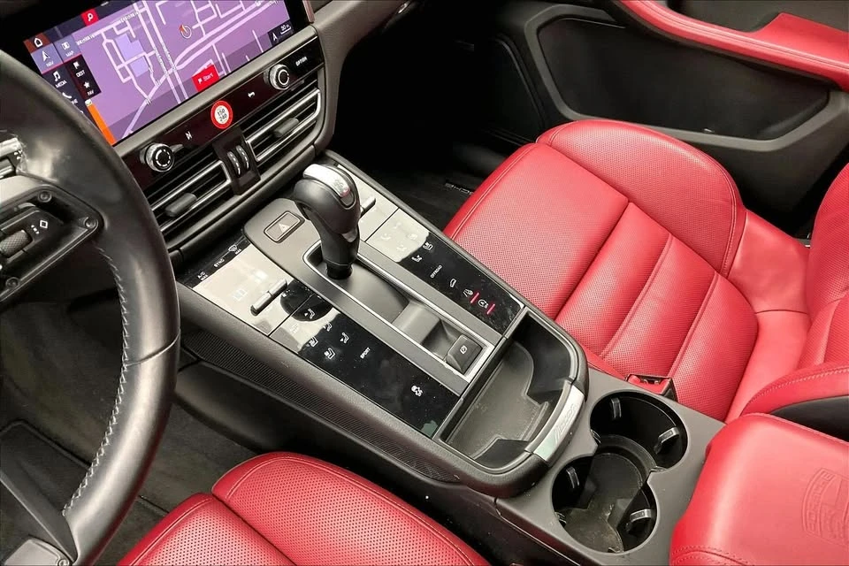 2022 Porsche Macan - Image 11 of 20