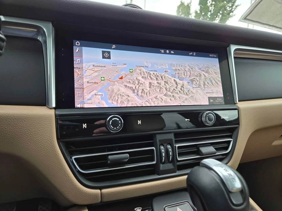 2022 Porsche Macan - Image 11 of 16