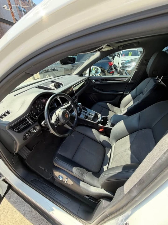 2022 Porsche Macan - Image 10 of 13