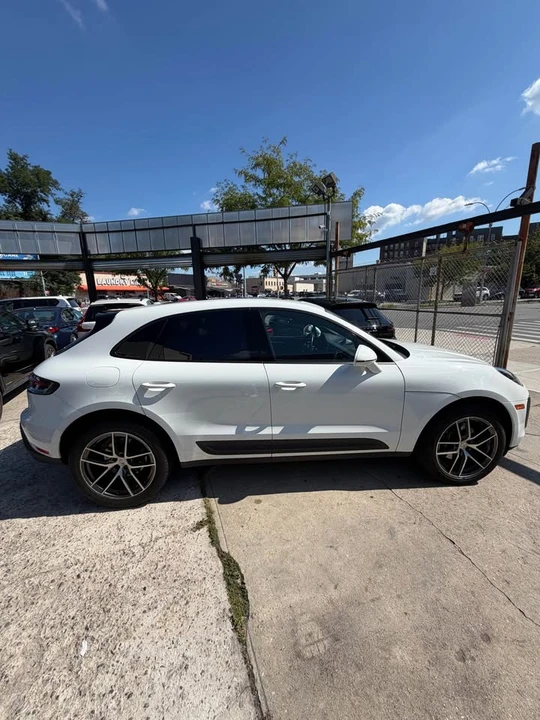 2022 Porsche Macan - Image 8 of 13