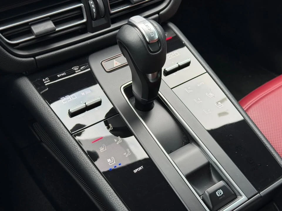 2022 Porsche Macan - Image 15 of 17