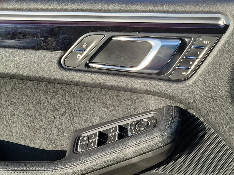2022 Porsche Macan - Image 11 of 19