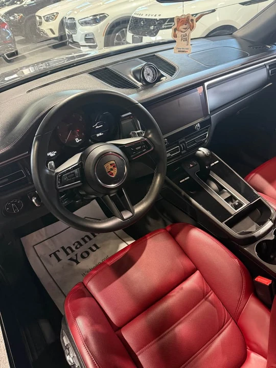 2022 Porsche Macan - Image 7 of 10