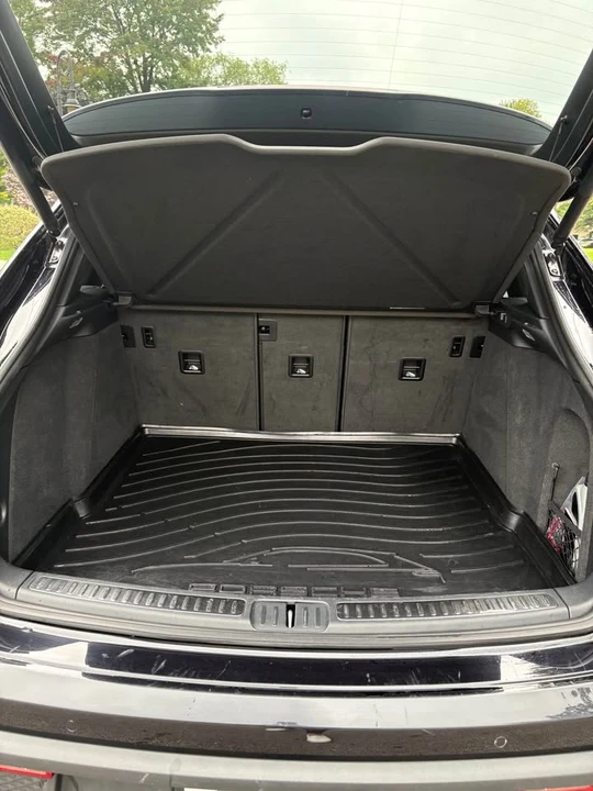 2022 Porsche Macan - Image 11 of 17