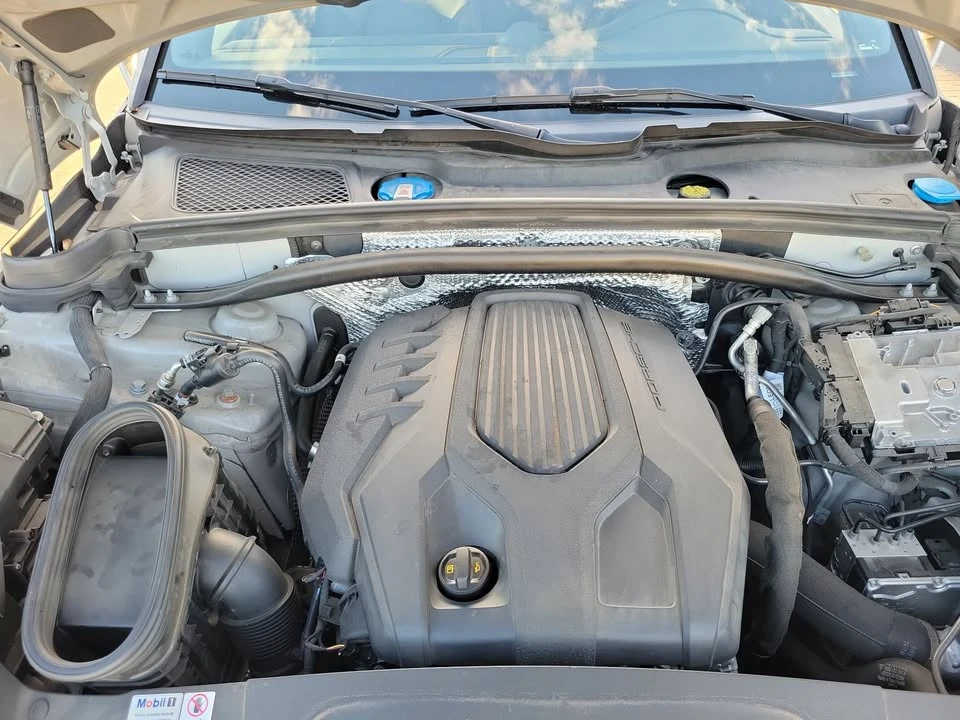 2022 Porsche Macan - Image 17 of 19