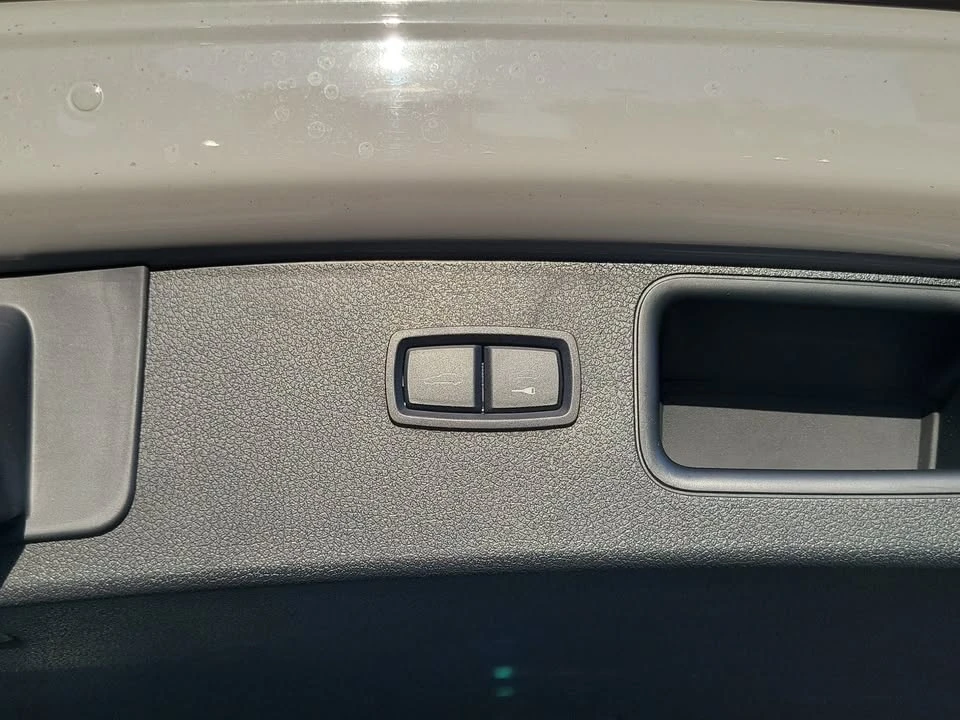 2022 Porsche Macan - Image 13 of 19