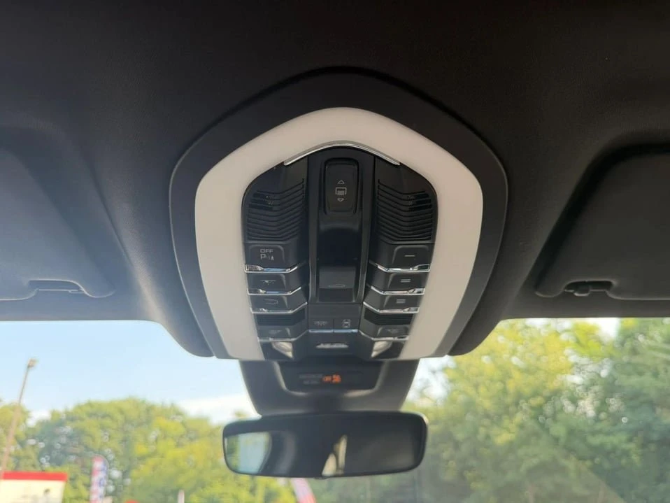 2022 Porsche Macan - Image 15 of 20