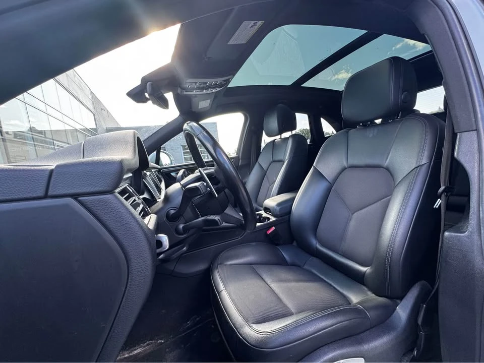 2022 Porsche Macan - Image 9 of 10