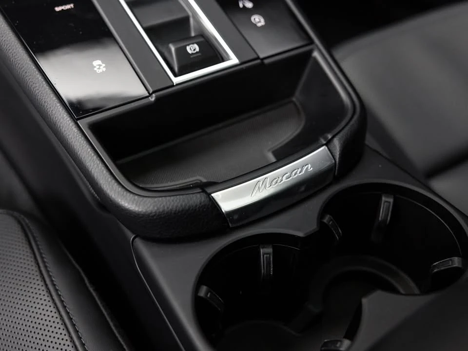 2022 Porsche Macan - Image 19 of 20