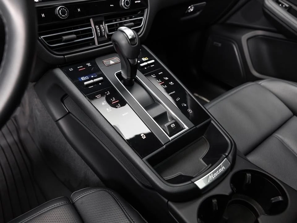 2022 Porsche Macan - Image 18 of 20