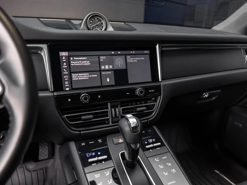 2022 Porsche Macan - Image 16 of 20