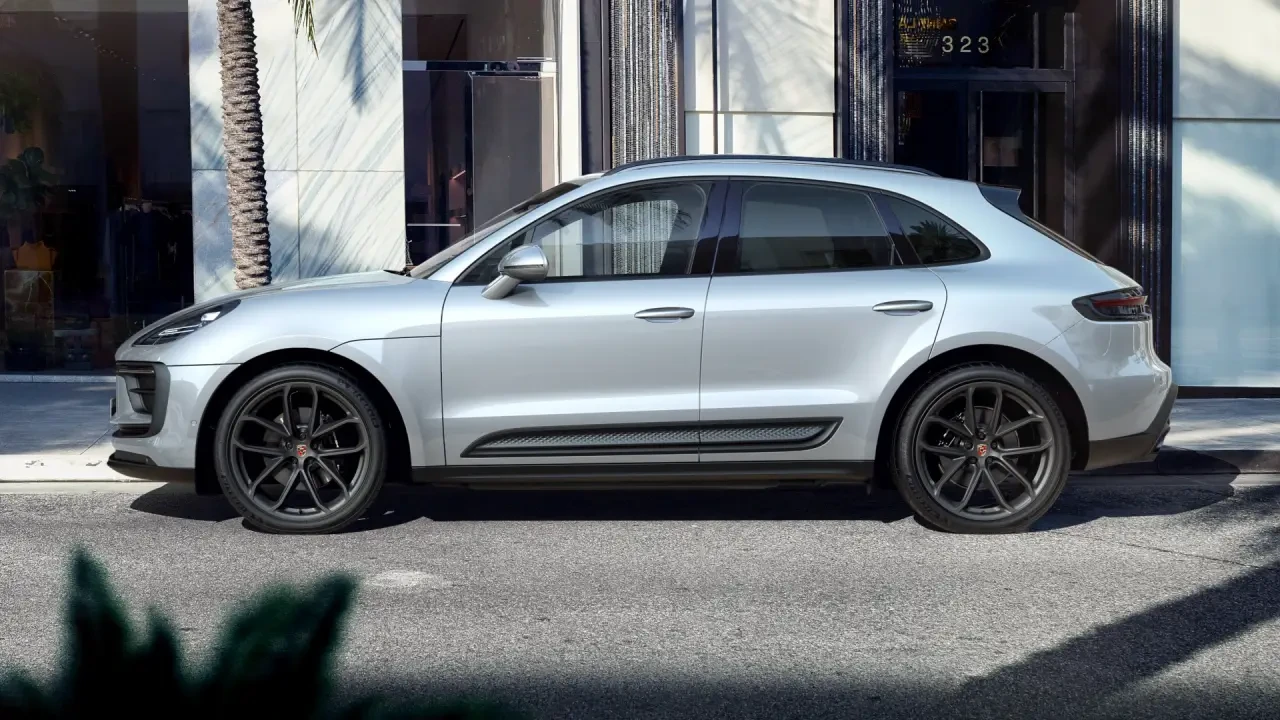 2022 Porsche Macan - Image 2 of 8