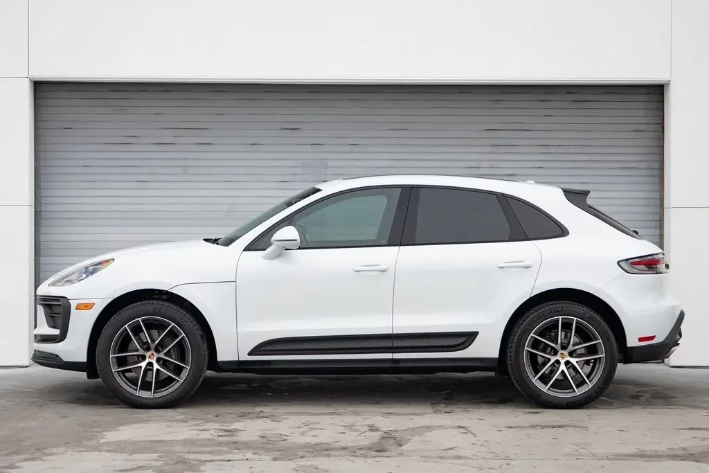 2022 Porsche Macan - Image 2 of 11