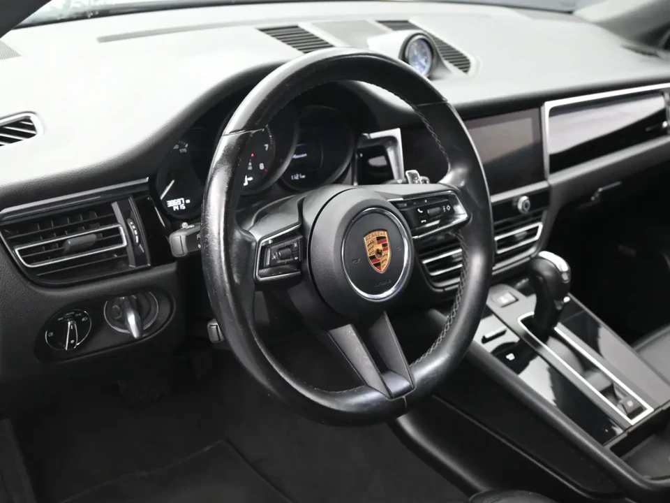 2022 Porsche Macan - Image 5 of 10