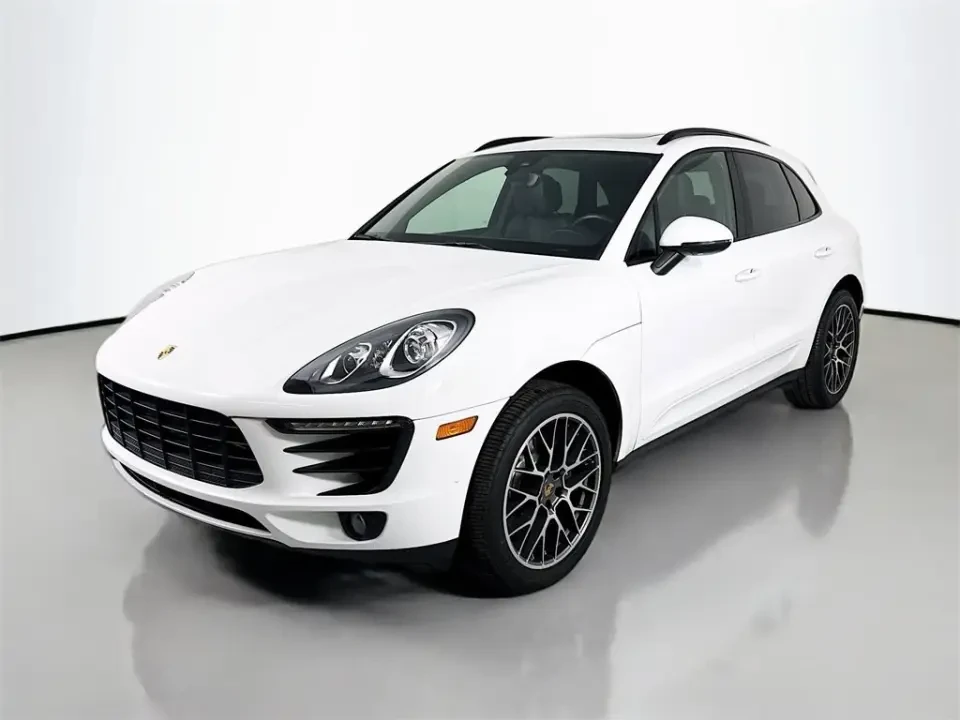 2022 Porsche Macan - Image 9 of 10