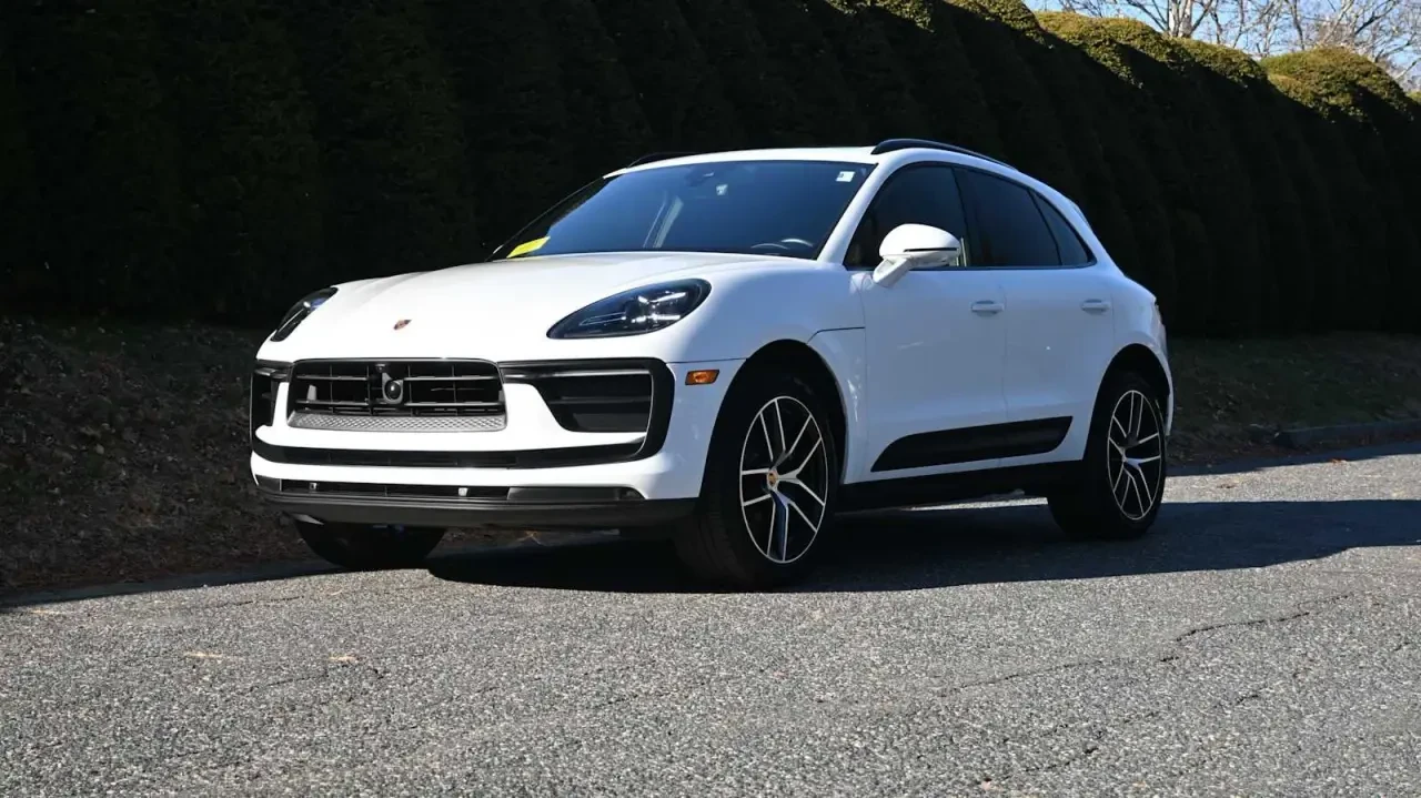 2022 Porsche Macan - Image 2 of 7