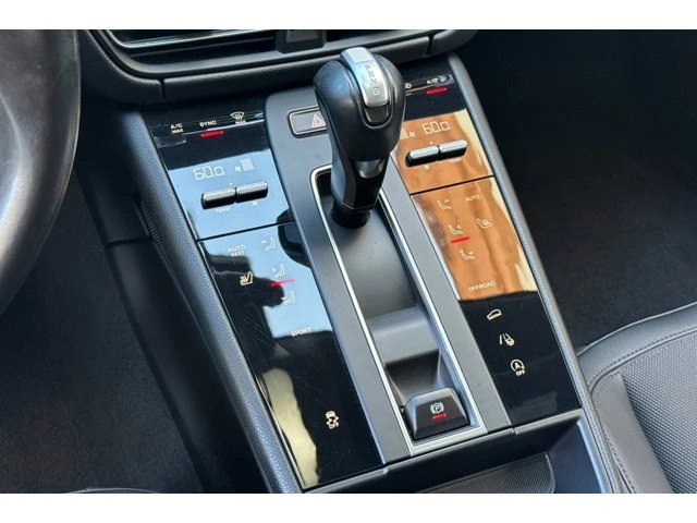2022 Porsche Macan - Image 17 of 31