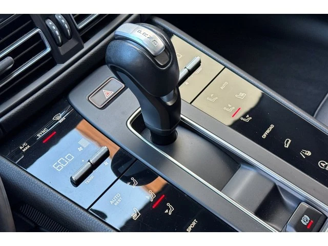 2022 Porsche Macan - Image 28 of 31