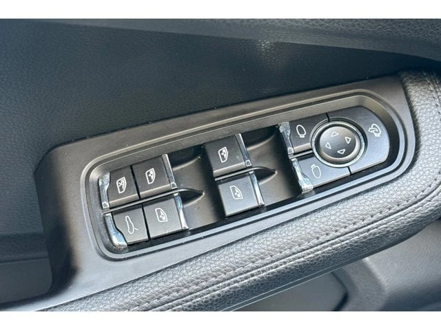 2022 Porsche Macan - Image 12 of 31