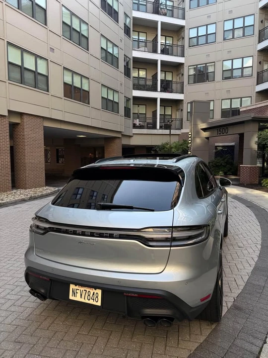 2022 Porsche Macan - Image 18 of 19