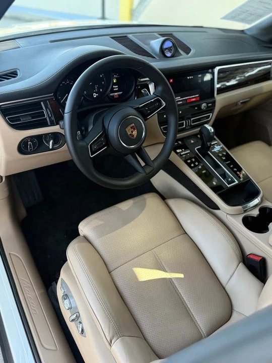 2022 Porsche Macan - Image 10 of 15