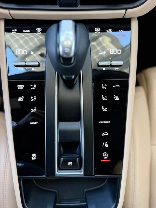 2022 Porsche Macan - Image 13 of 15