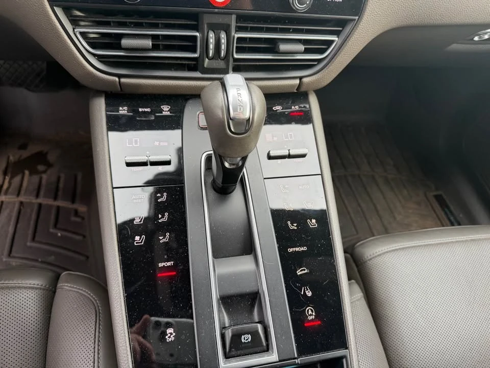 2022 Porsche Macan - Image 12 of 13
