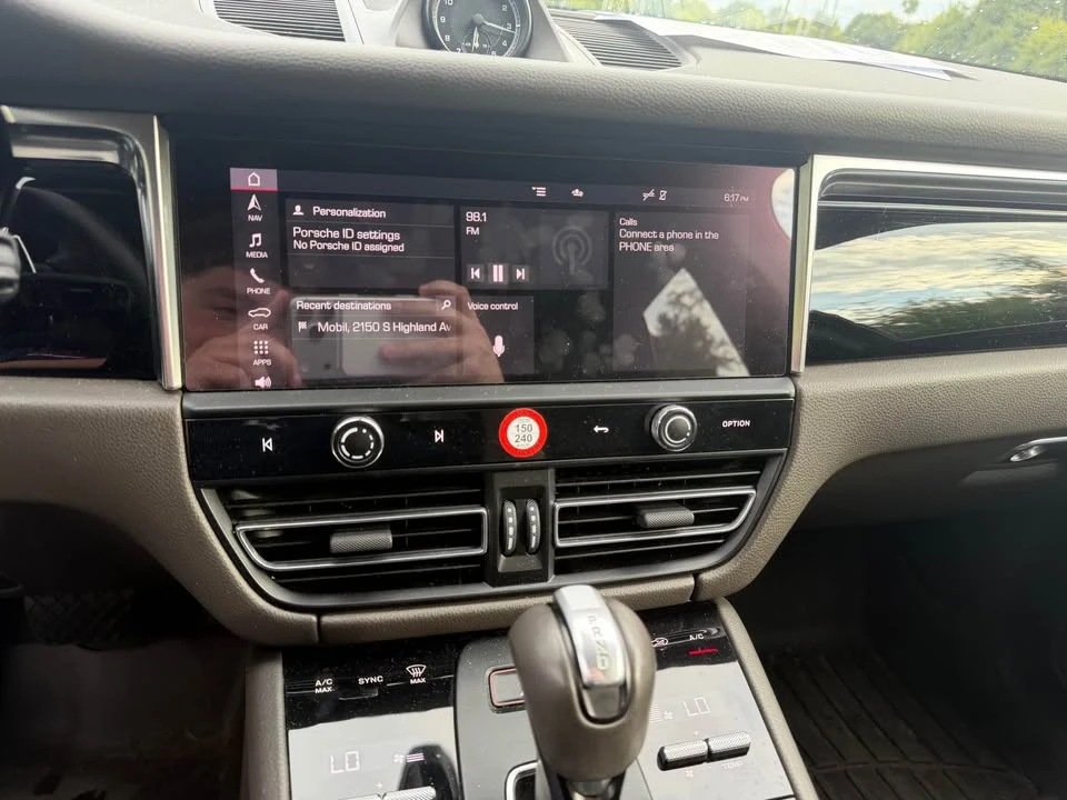 2022 Porsche Macan - Image 11 of 13