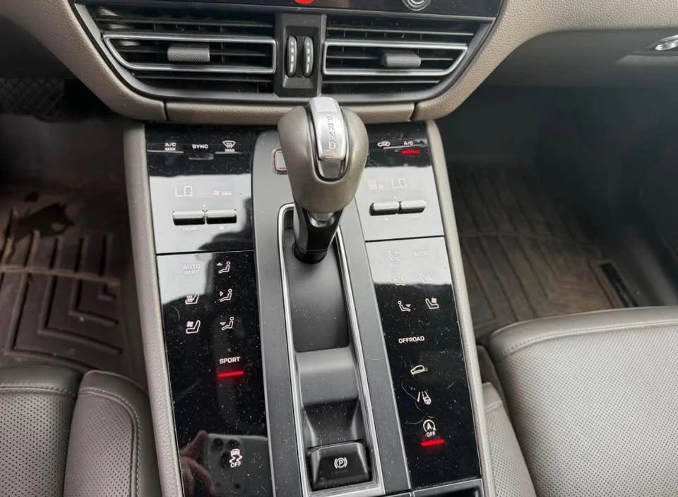 2022 Porsche Macan - Image 11 of 12