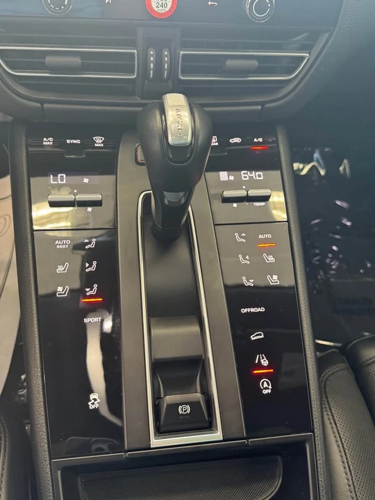 2022 Porsche Macan - Image 11 of 15