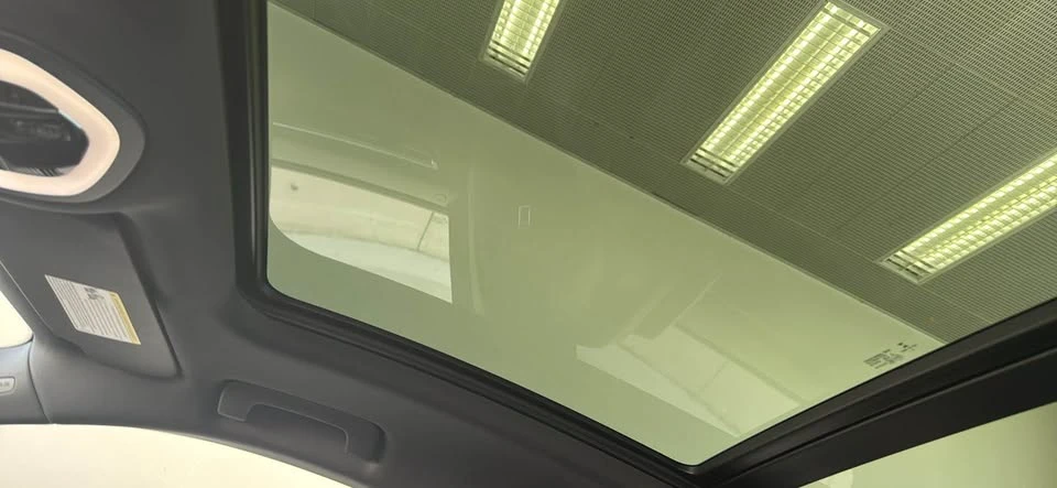 2022 Porsche Macan - Image 14 of 15