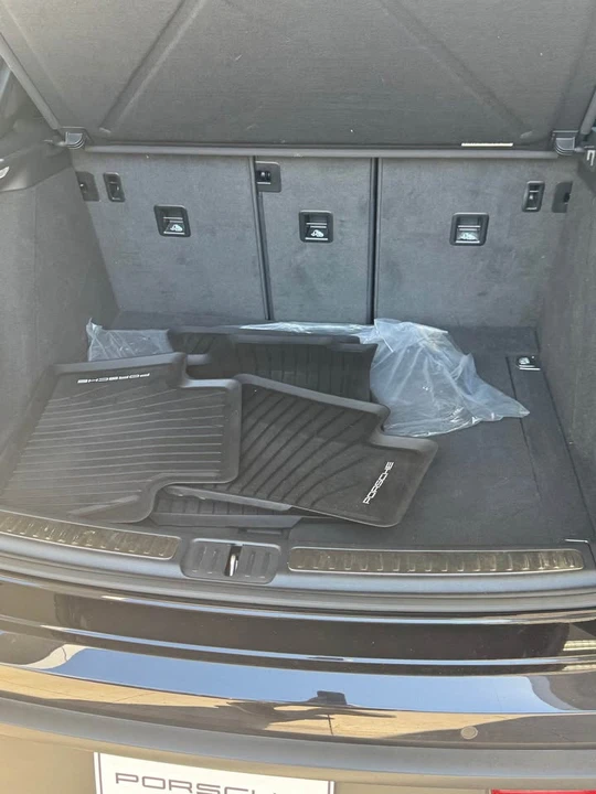 2022 Porsche Macan - Image 8 of 15