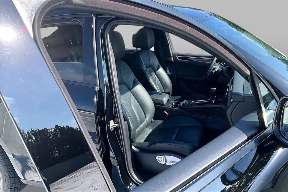 2022 Porsche Macan - Image 9 of 15
