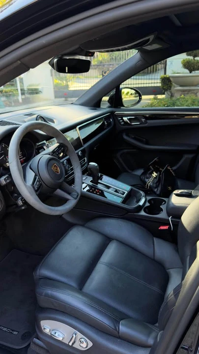 2022 Porsche Macan - Image 9 of 11