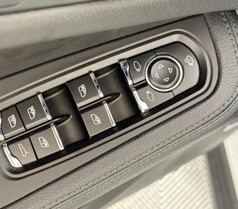 2022 Porsche Macan - Image 6 of 8